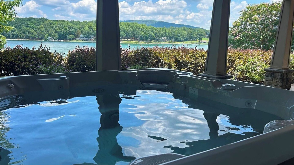 Huddleston House | HOT TUB HAS ARRIVED! 3 Bedrooms, 1 Flex Room, 4 Bathrooms! Come Visit 'Worth The Wait'! - BUT, YOU