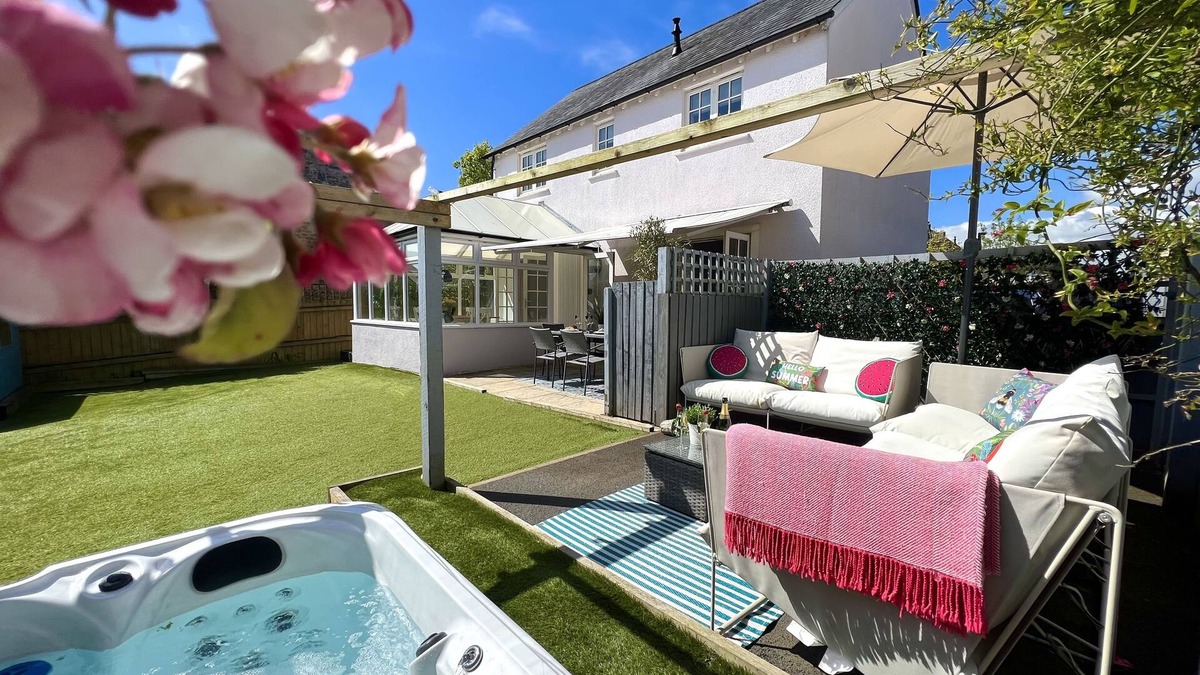 Stoke Gabriel Cottage | Hot Tub Heaven in Beautiful Village, Close to Beaches - Blue Flag & Dog Friendly