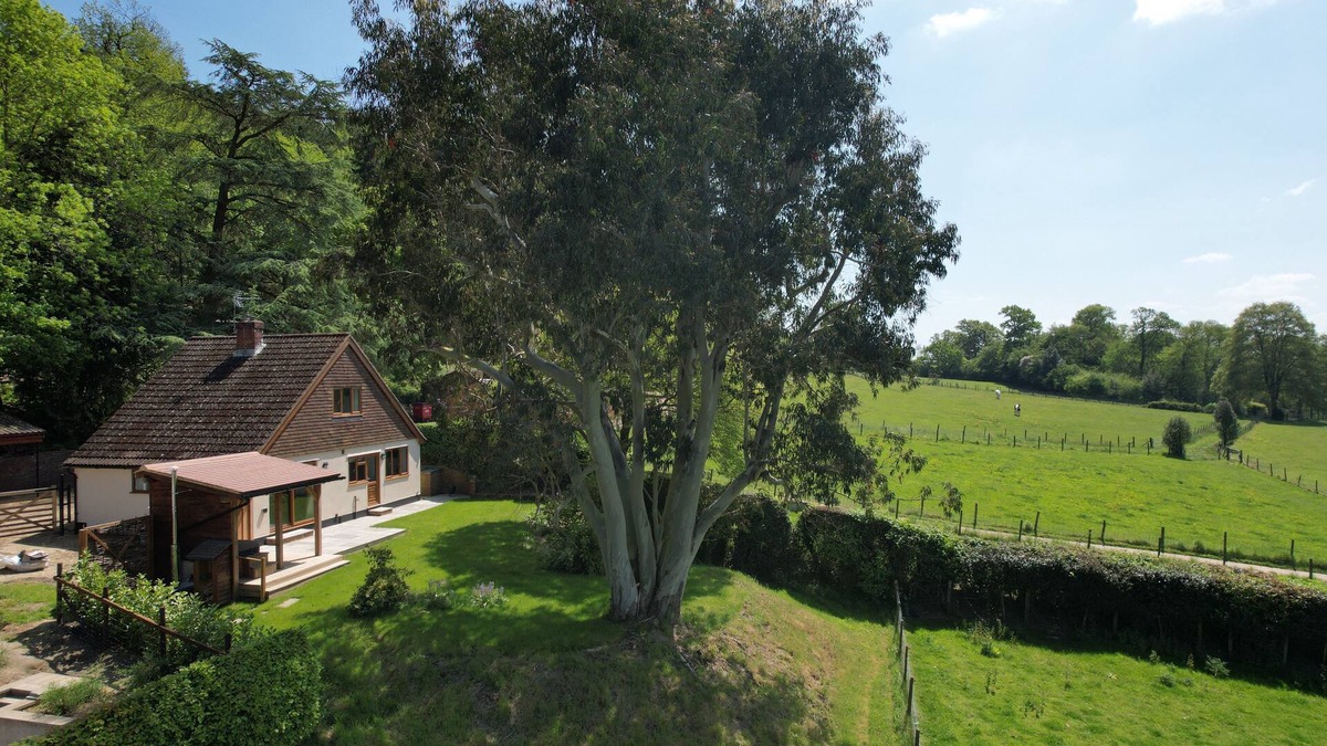 Chilworth Cottage | Hot tub heaven on the farm!