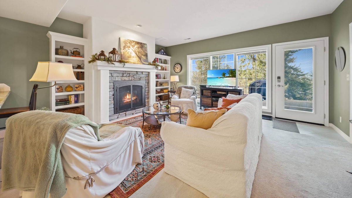 Hayden View Estates Cottage | Hot Tub Hideaway - Views of Hayden Lake!