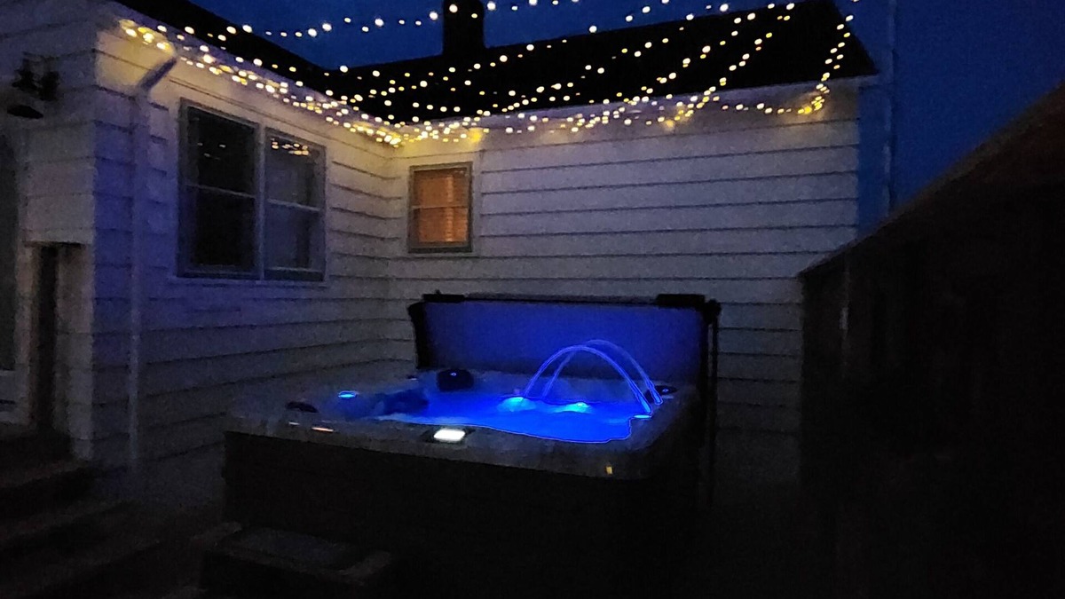 Gladstone House | Hot Tub House Kipling Cottages Deck Fire Pit Sauna 2 bed/1 bath Smart TVs WiFi