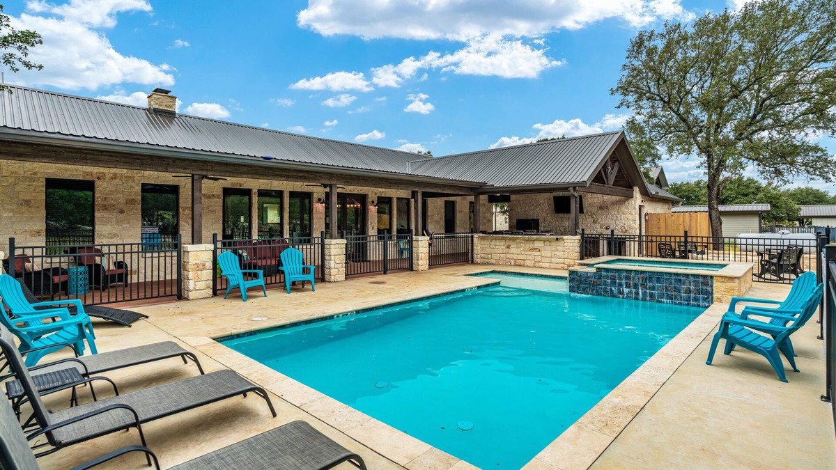 Sabinal House | Hot tub+huge outdoor family gathering area. On the golf course & a short drive to THE Frio River.