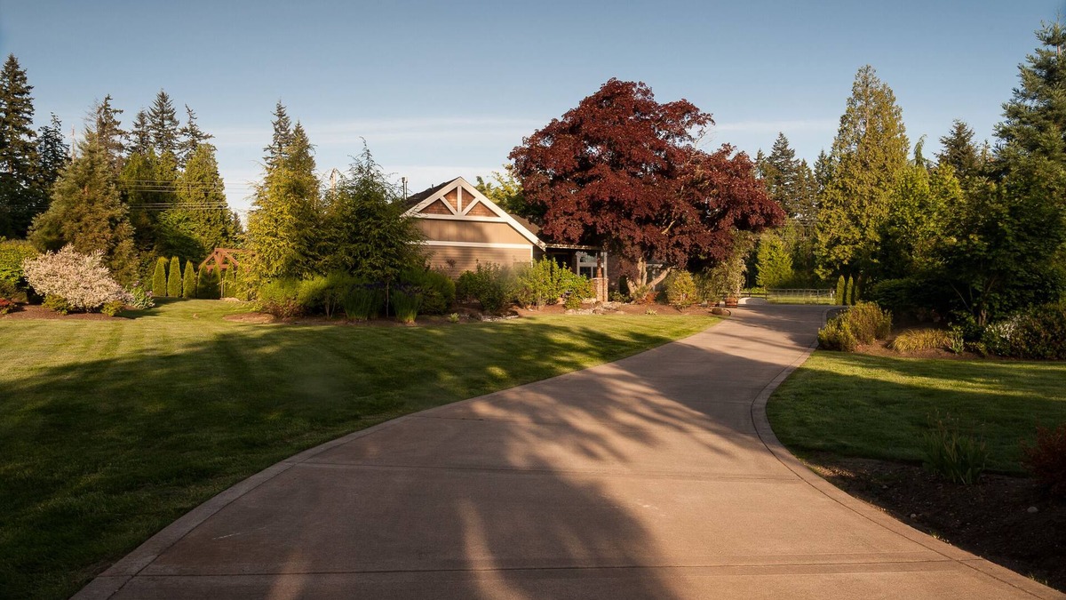 North Creek House | Hot Tub I Fireplace I Pool Table I King Bed I Private Parking