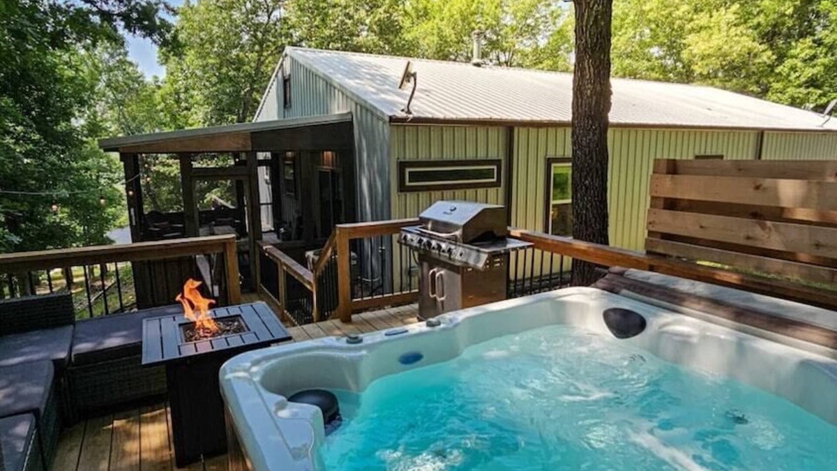 Eureka Springs Apartment | Hot Tub in the Woods, Fire Pit, Screened in Porch