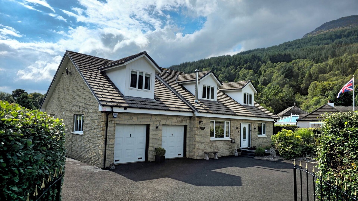 Arrochar House | Hot tub Karaoke Fruit machine Bar Cinema South facing garden Sleeps 8.
