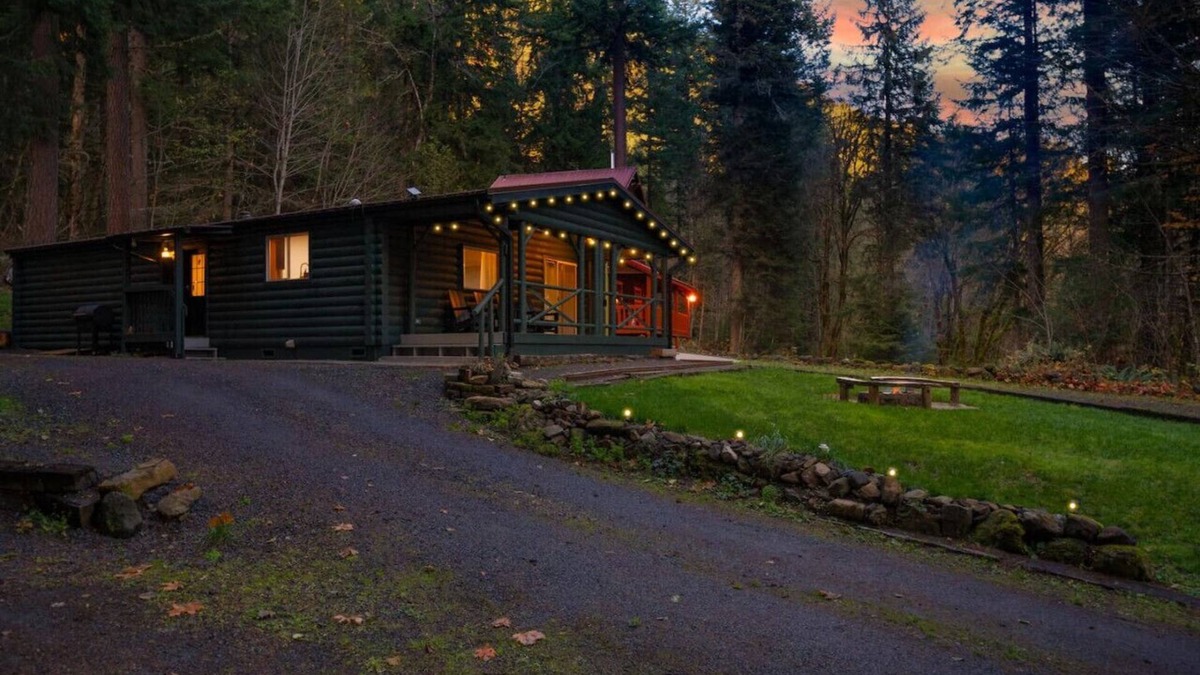 Ashford Cabin | Hot Tub, King Bed, EV Charger 5 MI to Mt Rainier
