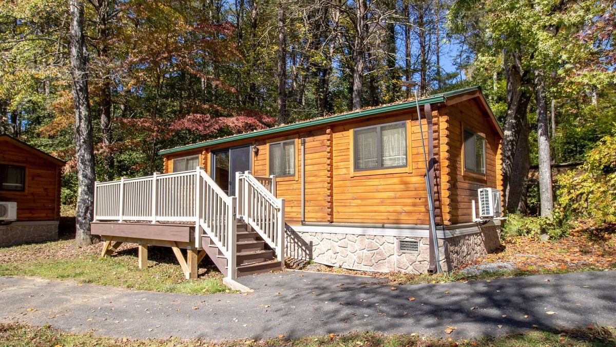 Spotsylvania Cottage | Hot Tub, Lake Access, Resort Amenities!
