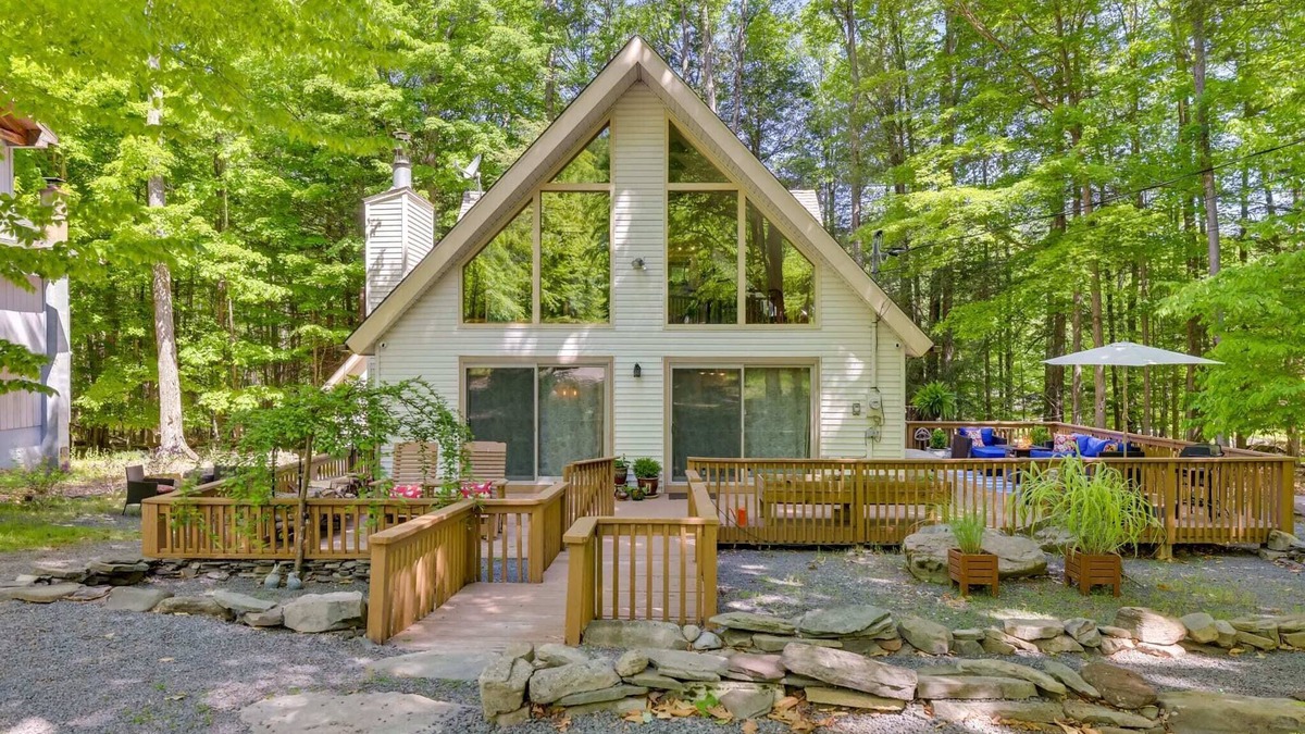 Lake Ariel Ski Chalet | HOT TUB, Lakes, Ski Hill, Golf, Game Room & Endless Foliage, Dog friendly