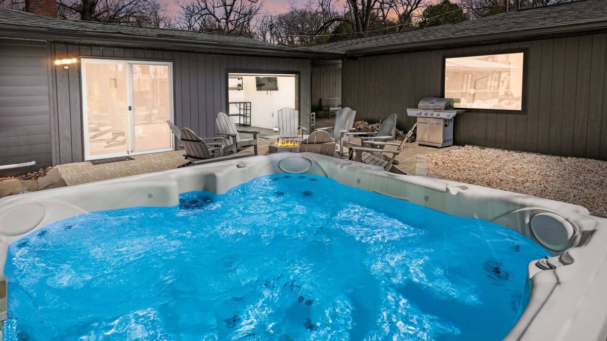 Loves Park House | HOT TUB + Large Groups + Fireplace + Game Room