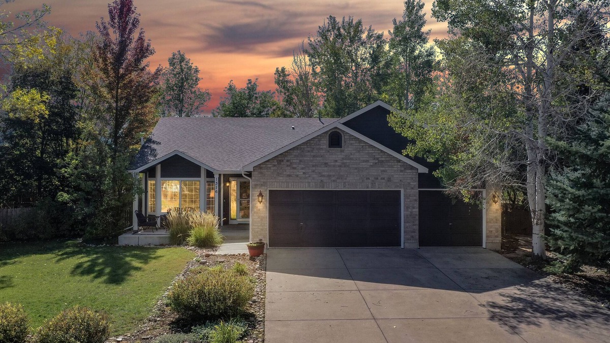 Erie House | Hot Tub, Luxury King Bed & Yard Games ~ Quiet & Serene w Incredible Yard