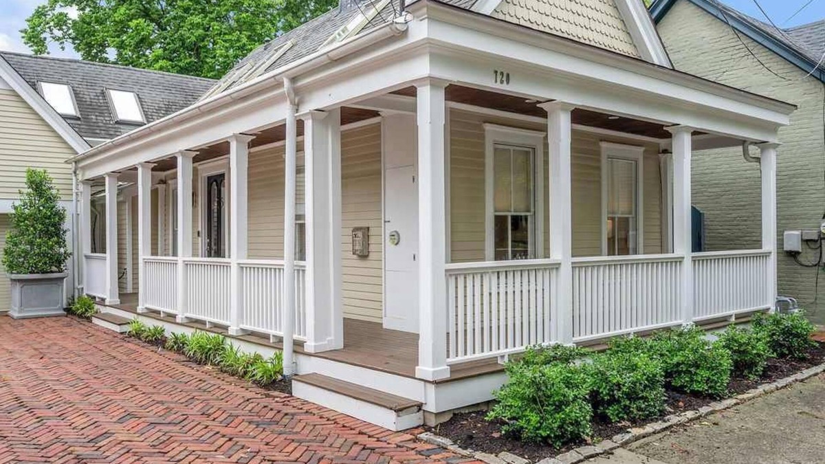 West Suburb House | Hot Tub | Luxury | Patio | Fire Pit | Downtown