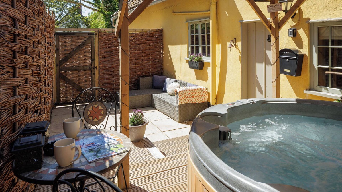 Walsham-le-Willows Cottage | Hot tub, masseuse, private chef, pizza oven, fire place and dog friendly