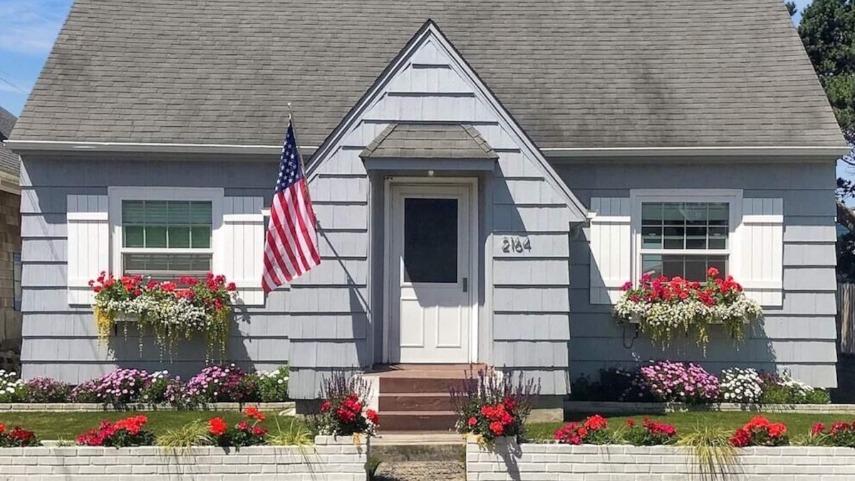 Seaside Cottage | Hot Tub Mere Steps from the Beach