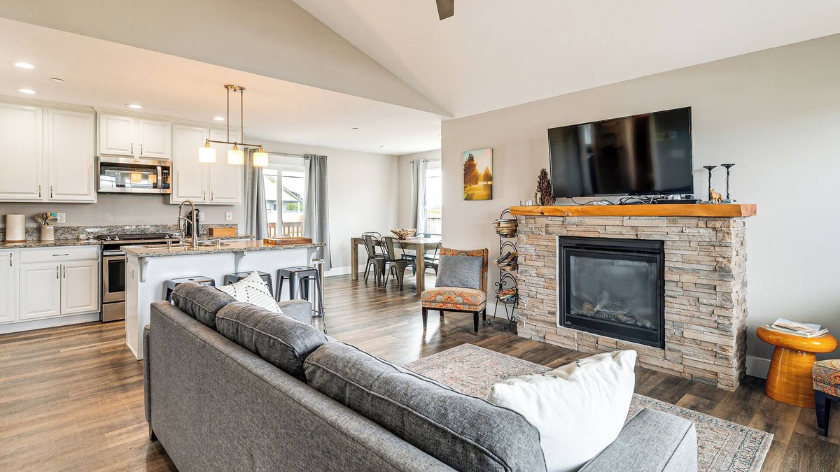 Ocean Shores House | Hot Tub: Modern Ocean Shores Home, 2 Mi to Beach!