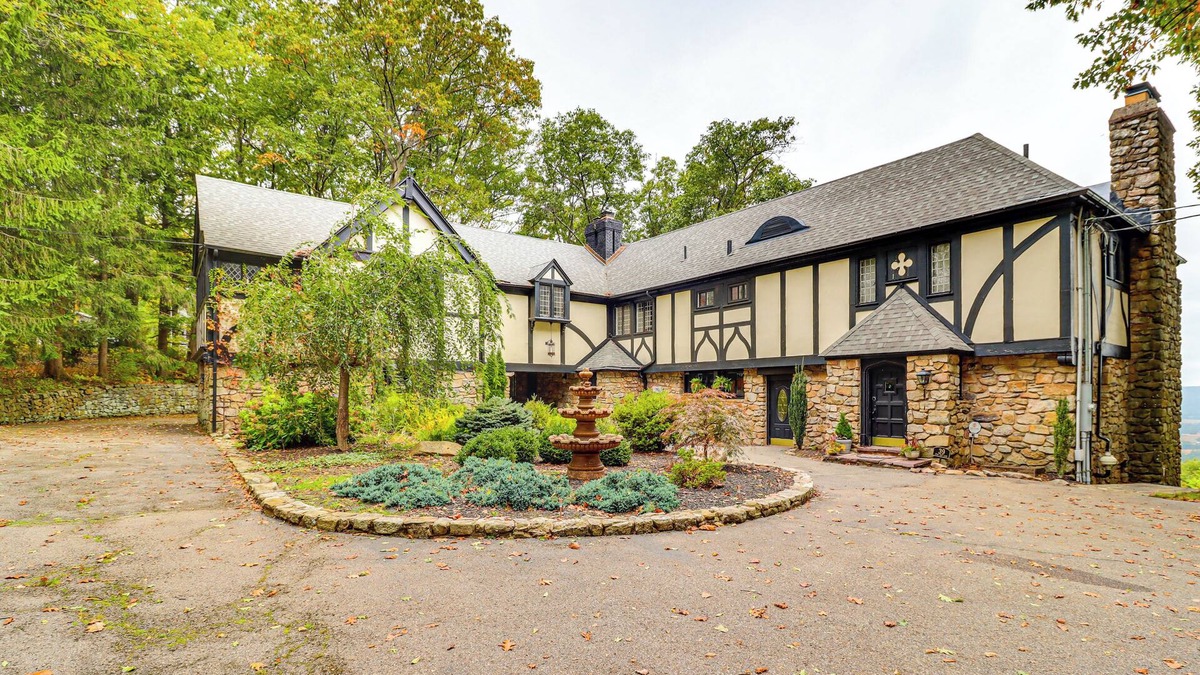 Sybertsville House | Hot Tub & Mtn Views: Expansive Hazleton Retreat
