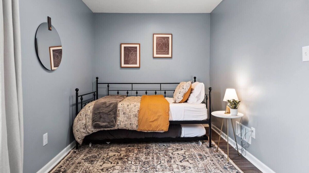 Detroit - Shoreway Apartment | Hot Tub|N64|Mins to Downtown|Sleeps 8