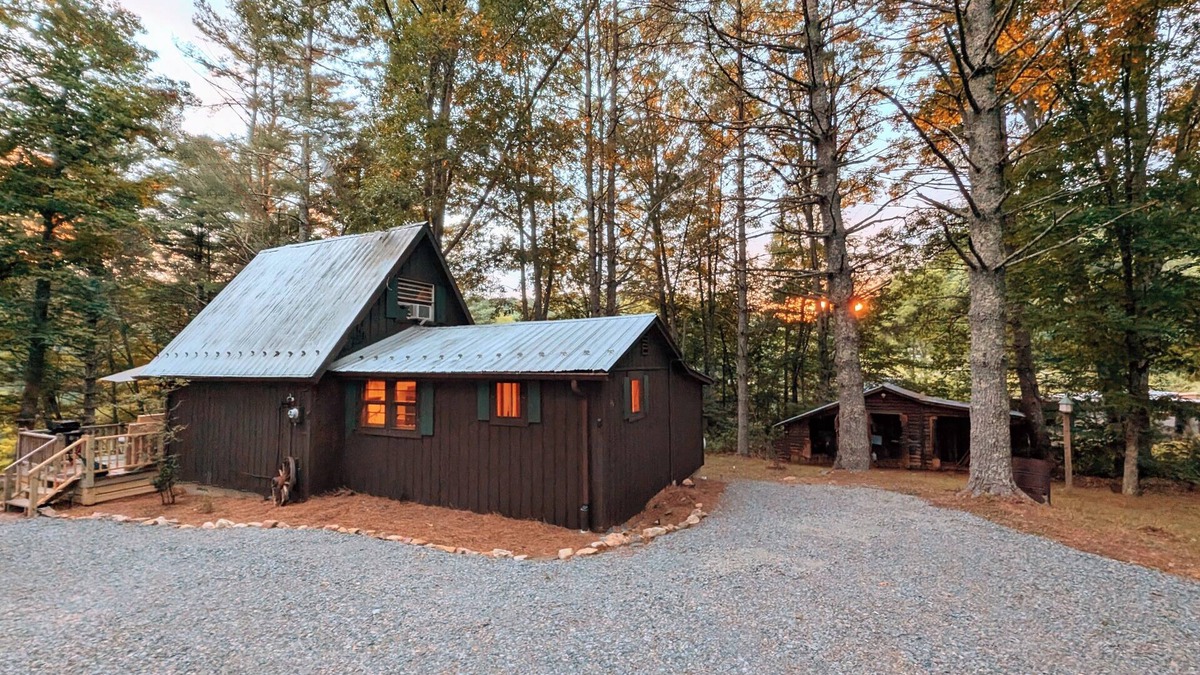 Hillsville Cabin | HOT TUB! Nature Delight! 2 Acre Cabin Hot Tub- Creek & Dog Friendly Fast WIFI!