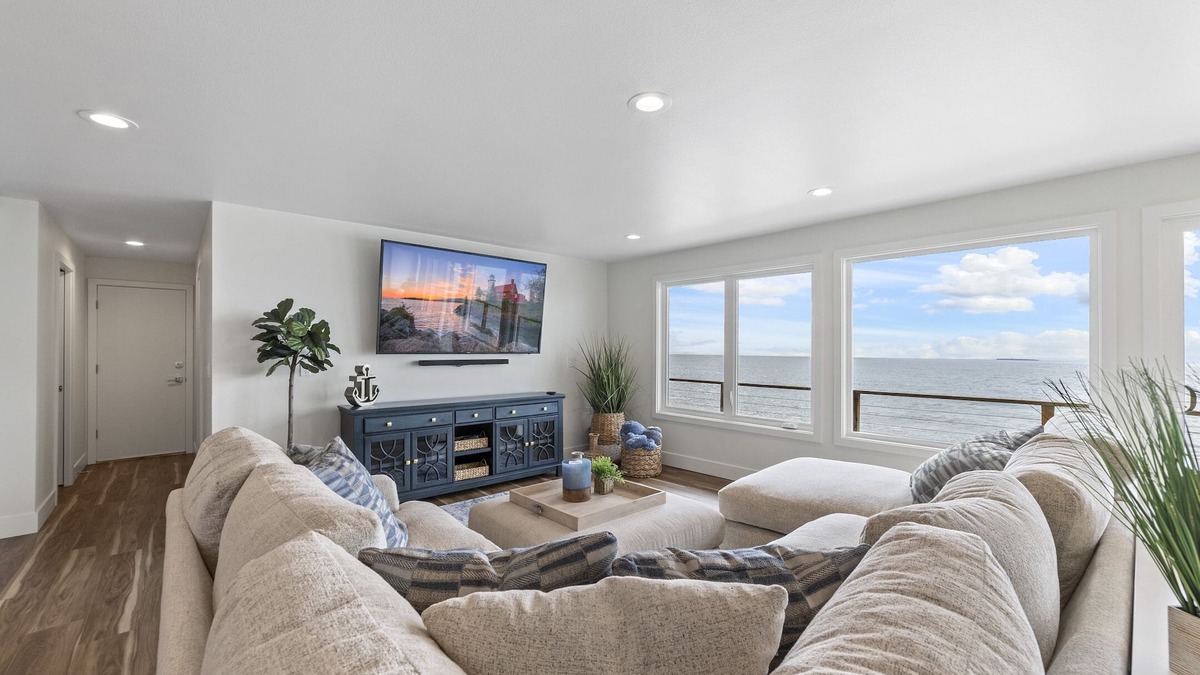Oak Harbor House | Hot tub on the Beach with Super Fast Wi-Fi at Anchor Shores