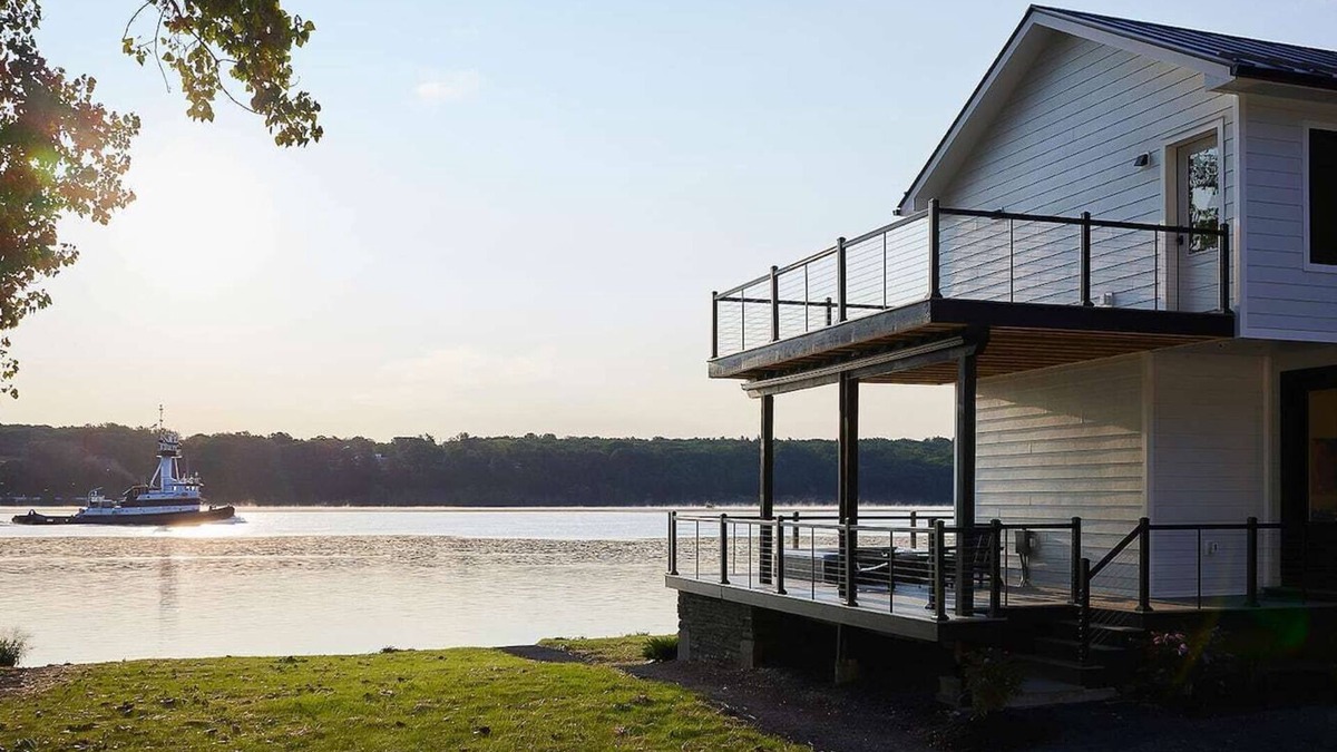 Malden House | Hot tub on water, 5min HITS, 20mi to Hunter skiing