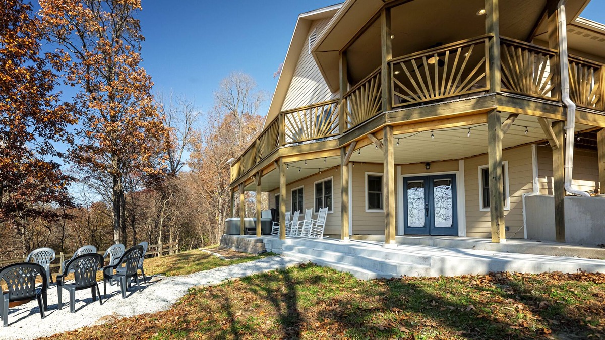 Carbondale House | Hot Tub Overlooking Sunset Ridge | Sleeps 6