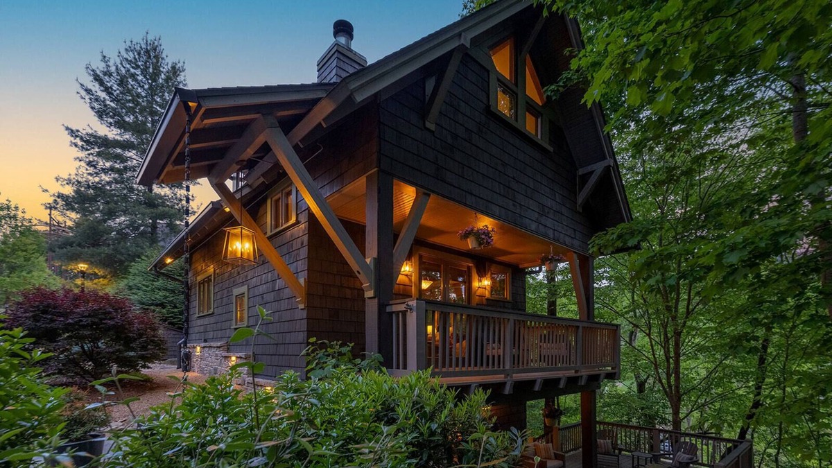 Cheshire House | HOT TUB & PET-FRIENDLY Cabin in Cheshire Village
