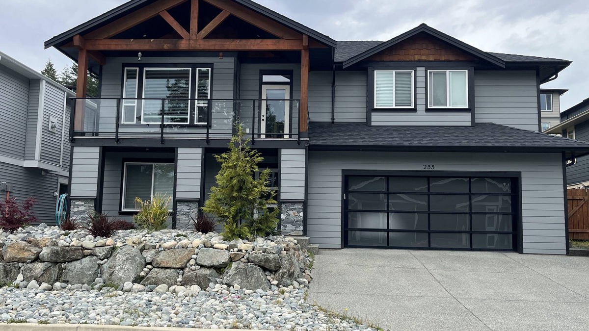 Regional District of Nanaimo House | Hot tub, Pet Friendly + Monthly Discounts! Trails Nearby!n