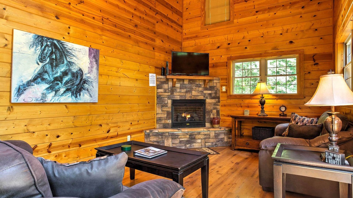 Stanton Cabin | Hot Tub, Pet-Friendly, WiFi - ManeStay - Red River Gorge, Kentucky!
