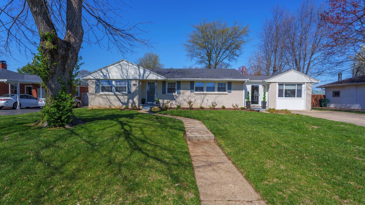 Owensboro House | Hot tub/pool/firepit/3 bedroom Home center of town 2 Livingroom's sleeps 12
