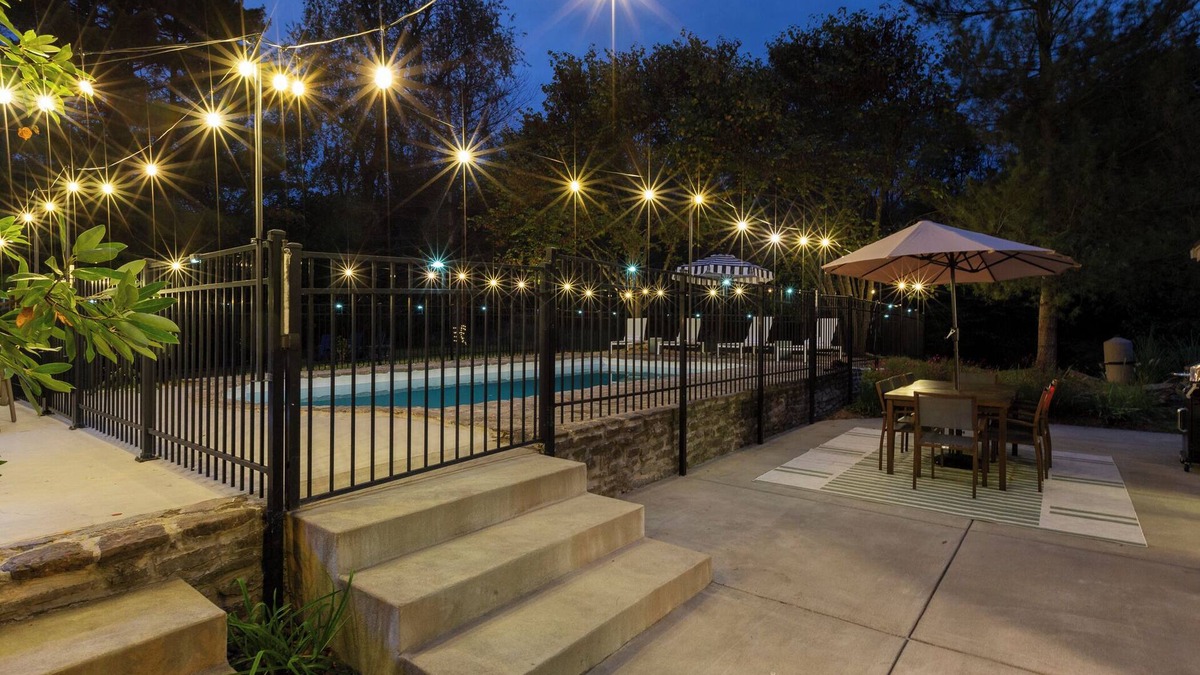 Shelbyville House | Hot Tub, Pool, Fully Loaded, 10 min to Bulleit Distillery, Between LOU and LEX.