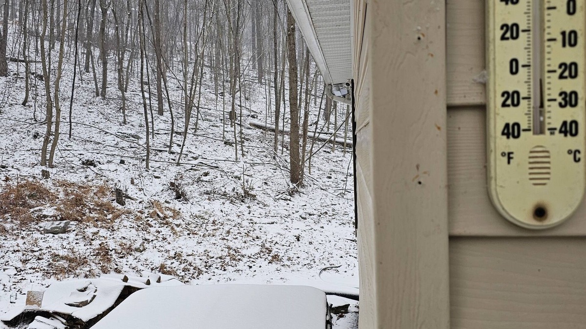 Great Cacapon Cottage | Hot tub/Pool Table/Wi-Fi/Gym/Views/Pets/Tanning