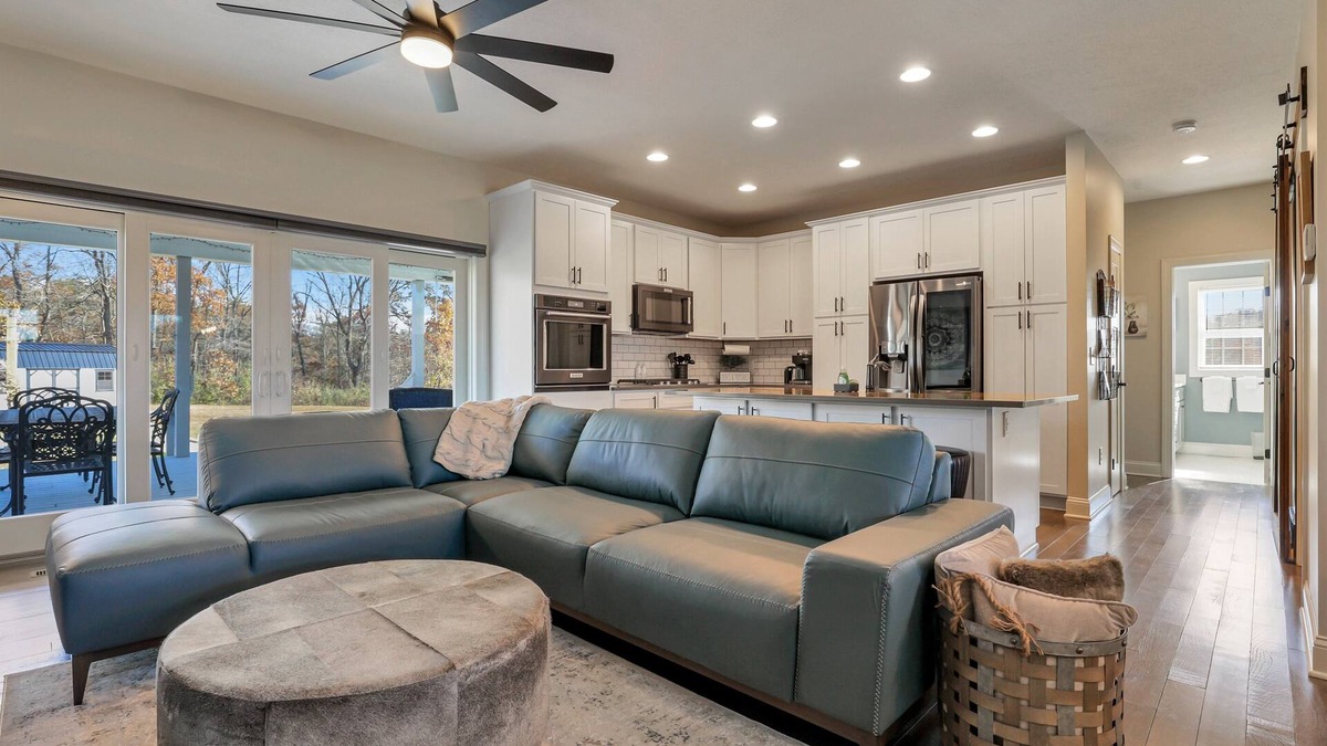 Logan Other | Hot Tub, Pool Table & Fire pit! Modern Farmhouse!