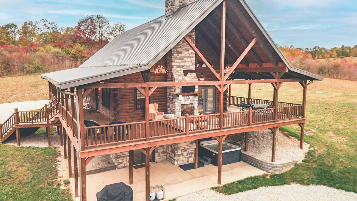 Carbon Hill Cabin | Hot Tub, Pool Table, & so much more! Sleeps 16