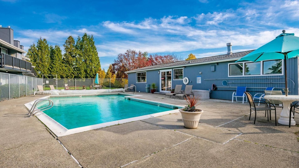 Birch Bay Condo | Hot Tub, Pool, WIFI, CC105