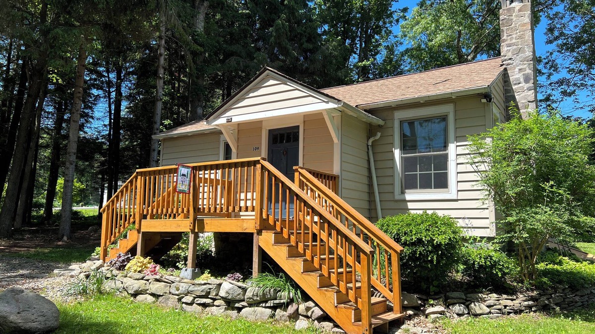 Skytop Cottage | Hot Tub, Relaxing Hammock under the trees, Fire pit, BBQ, surrounded by nature