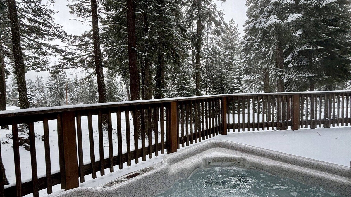 Ashland Cabin | Hot Tub! Relaxing Tranquil Cabin at Hyatt Lake 40