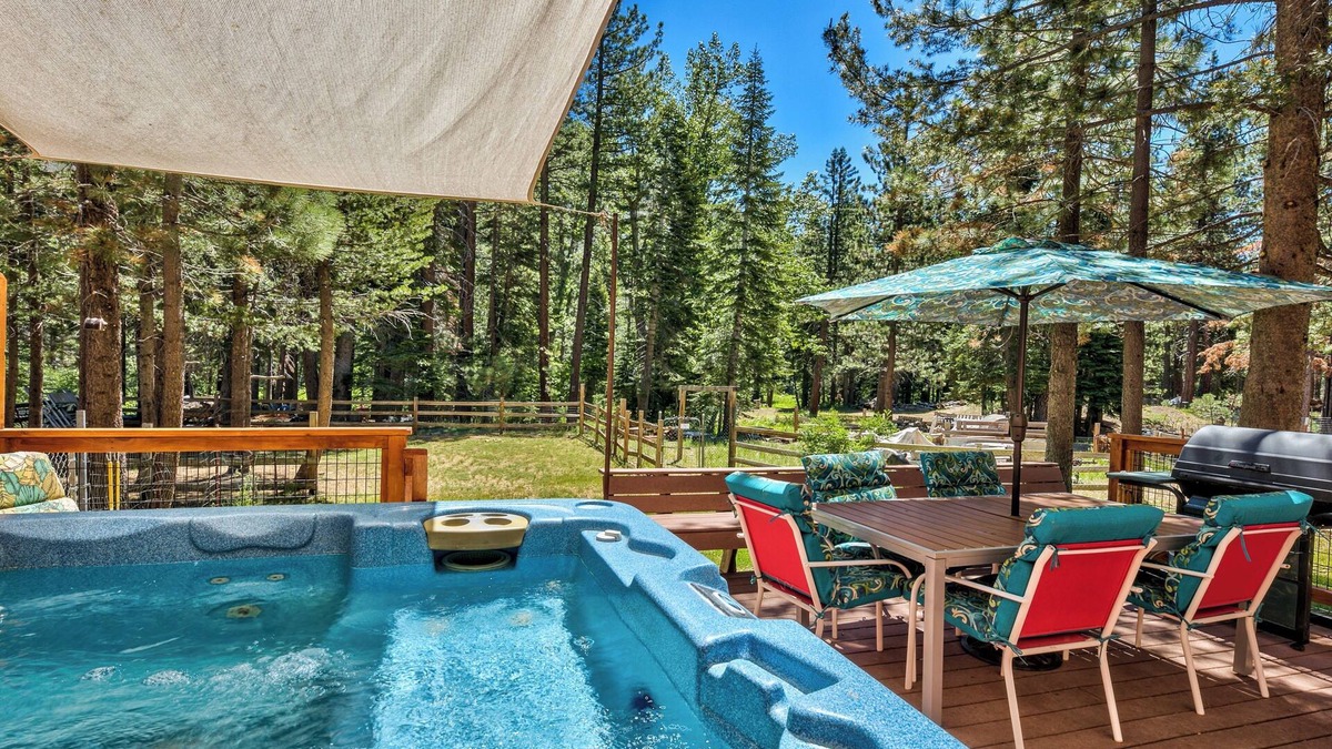 Christmas Valley Ski Chalet | HOT TUB, RIVERFRONT CHALET FAMILY & DOG FRIENDLY ON ACRE WALK, HIKE RECREATION