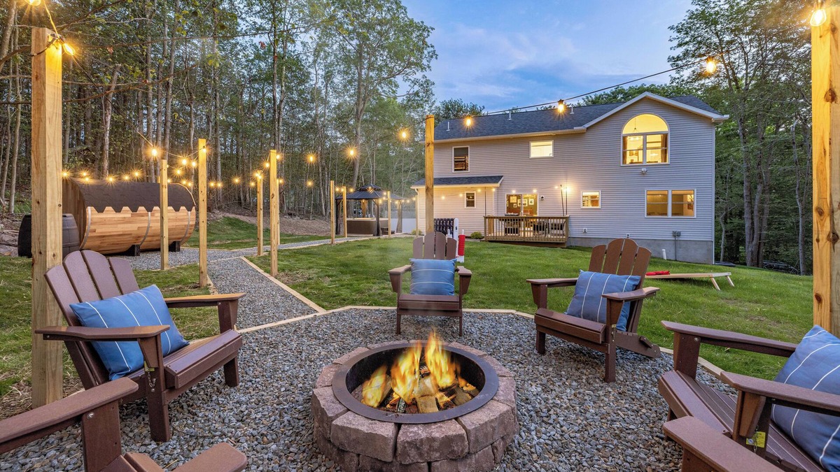 Tobyhanna Ski Chalet | Hot Tub | Sauna | Arcade | Fire Pit | Lake & Pool