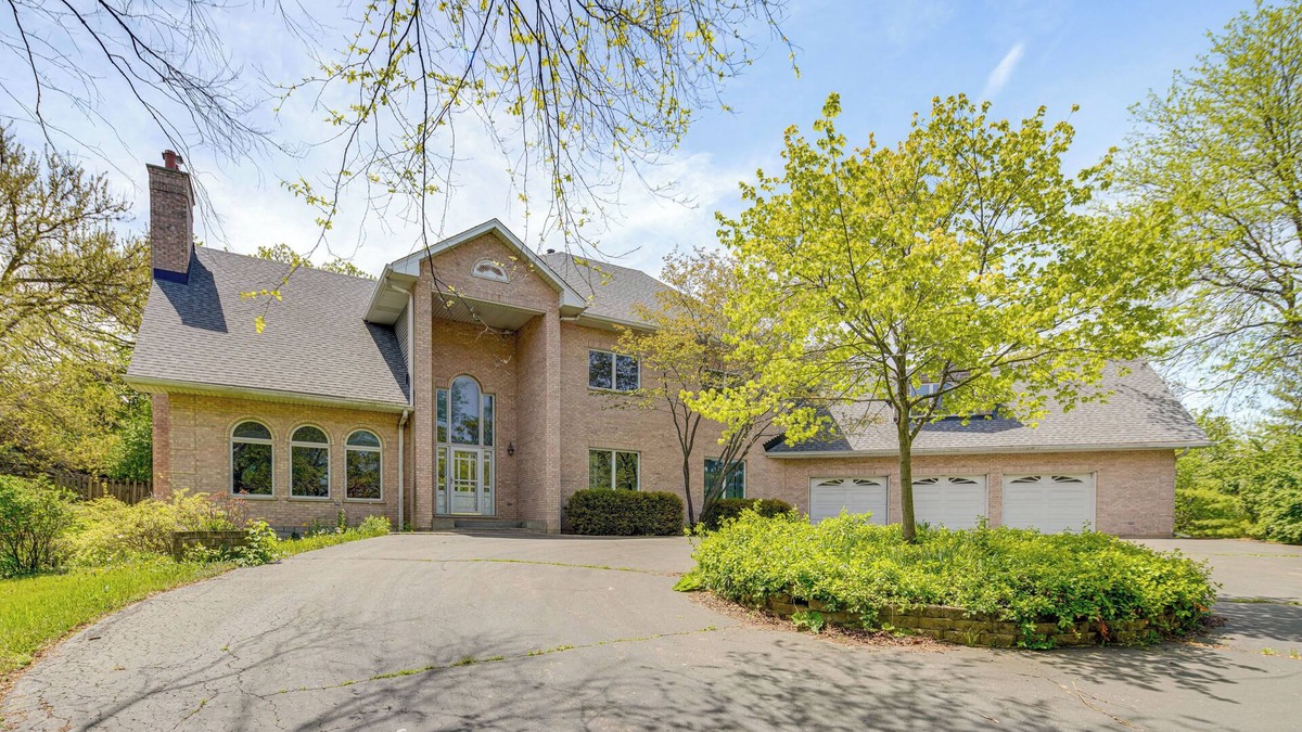 Hoffman Estates Villa | Hot Tub & Sauna: Hoffman Estates Villa in Elgin!