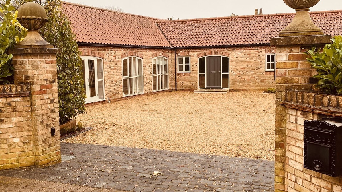 Barnetby House | Hot Tub & Sauna Retreat In Rural Countryside