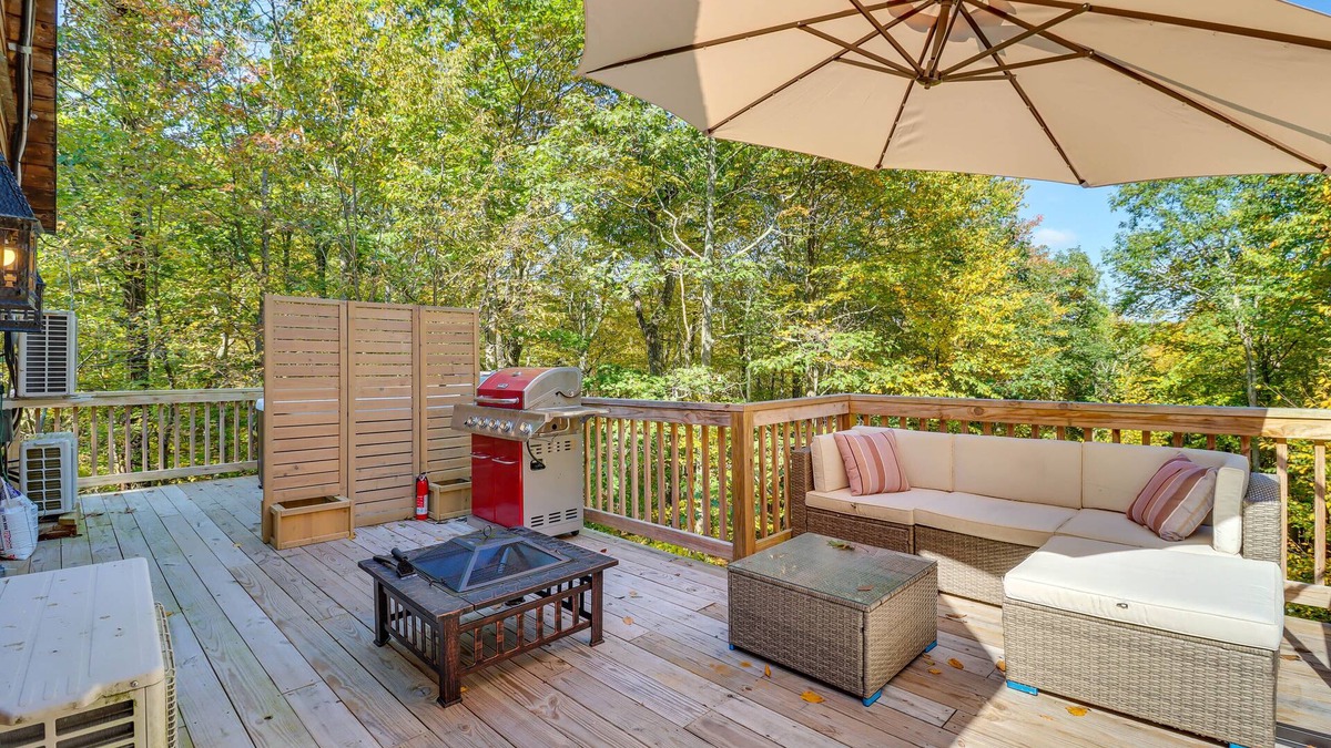 East Stroudsburg Cabin | Hot Tub & Sauna: Secluded Pocono Getaway!