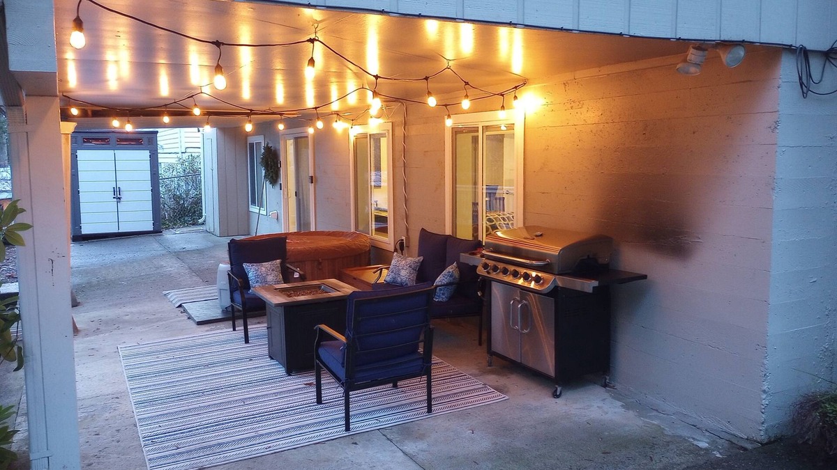 Shelton Apartment | Hot tub, Shuffleboard, 2 Bedroom, Breakfast fixings, Minutes to The Ridge & Golf