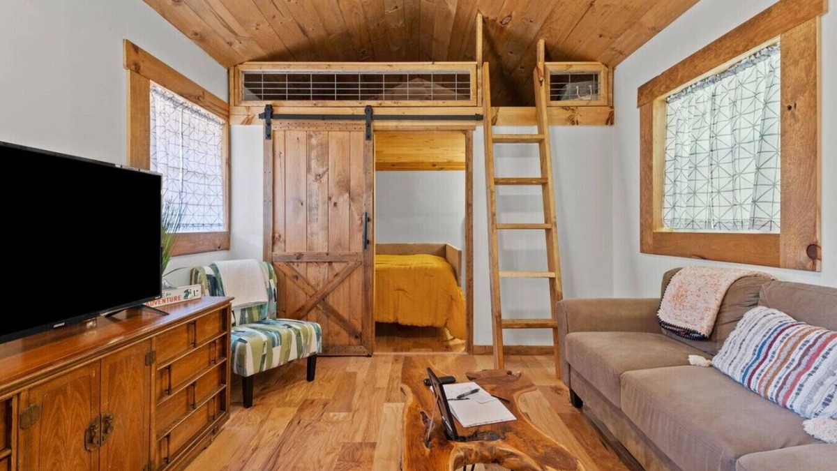 Campton Apartment | Hot Tub - Sit and Stay Cabin in Red River Gorge KY