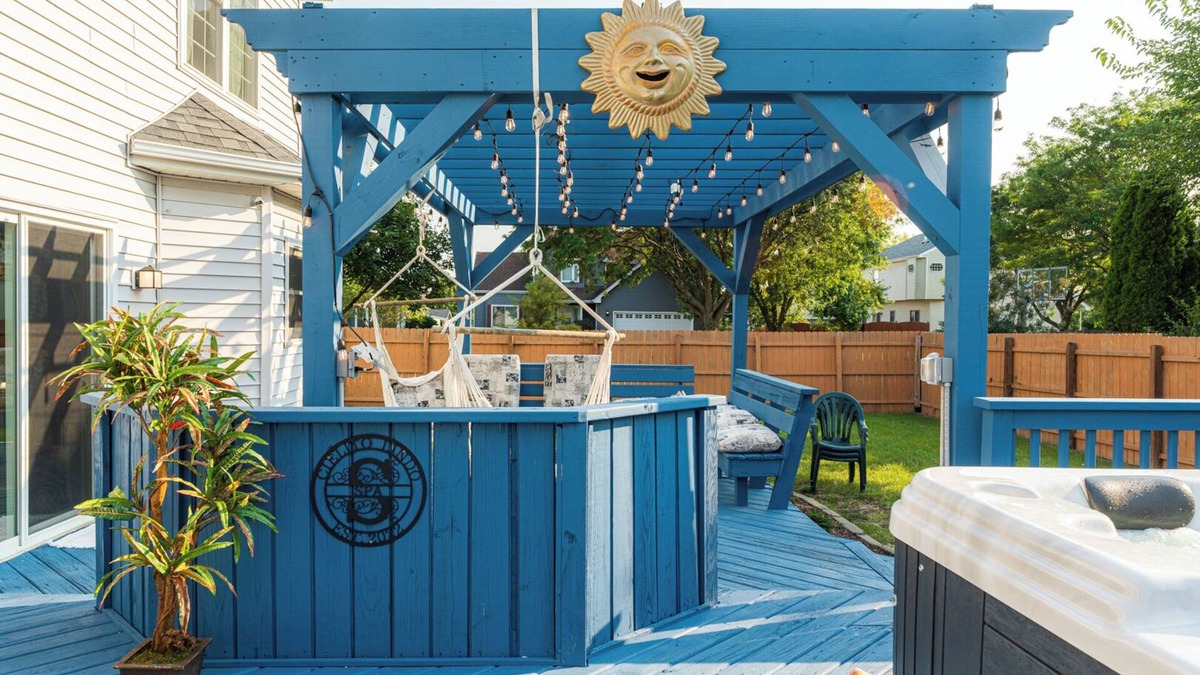 Bolingbrook House | Hot Tub, Smart TVs, Spacious 5bedroom house in charming Bolingbrook with WiFi,AC