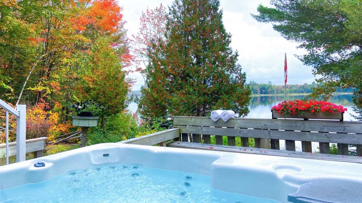 Baysville Cottage | Hot Tub, SUP, Canoe, Fireplace, WiFi, Dog Friendly, 5 Mins to Baysville