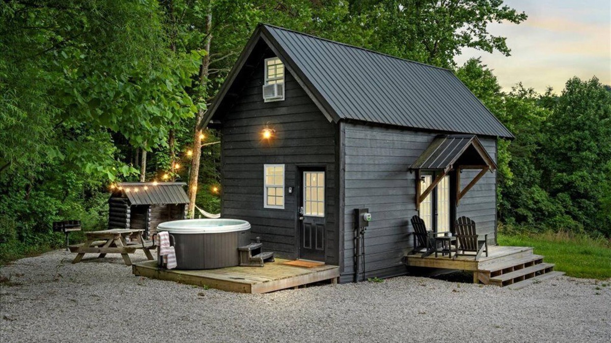 Stanton Cabin | Hot Tub! Tiny Cabin Retreat near RRG