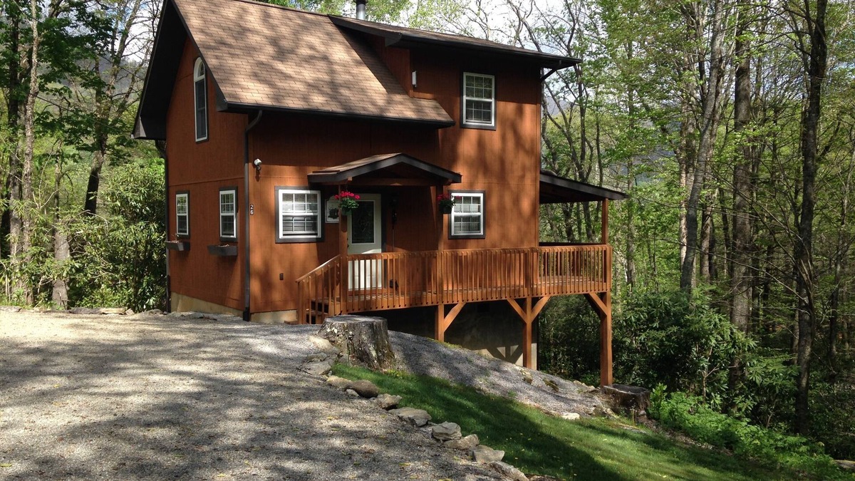 Maggie Valley Cabin | HOT TUB, VIEW, CREEK, WIFI, King Bed, JACUZZI IN MASTER BATH.