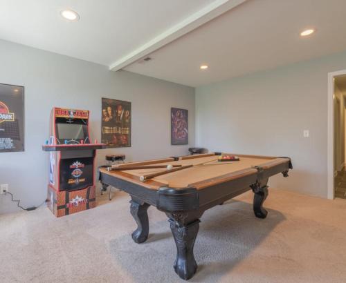 Mars Hill House | Hot Tub, Views & Game Room - 20 min to Downtown Asheville!