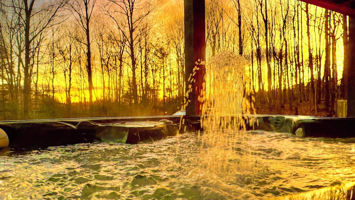 Lexington House | HOT TUB w CA King beds Acres of & secluded. Pymt plan, dogs welcome