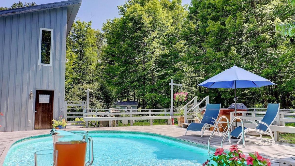 Woodstock House | HOT TUB w/POOL, STREAM on 7 Acres, JUST 2 MINUTES FROM TOWN
