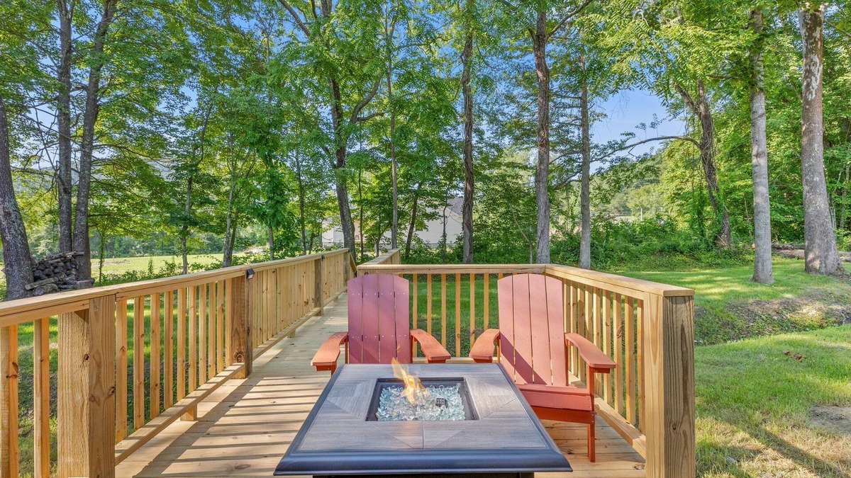 Stanton Cabin | Hot Tub & WiFi | Biggie cabin near Red River Gorge, Kentucky!